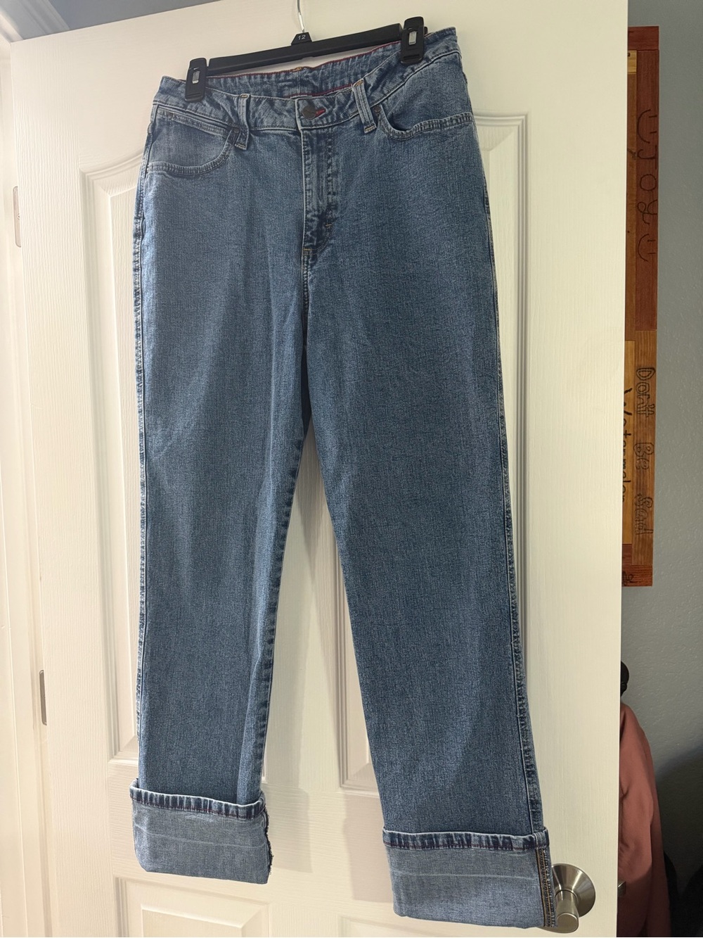Women's Straight-Leg Blue Denim Jeans - Classic Everyday Style
